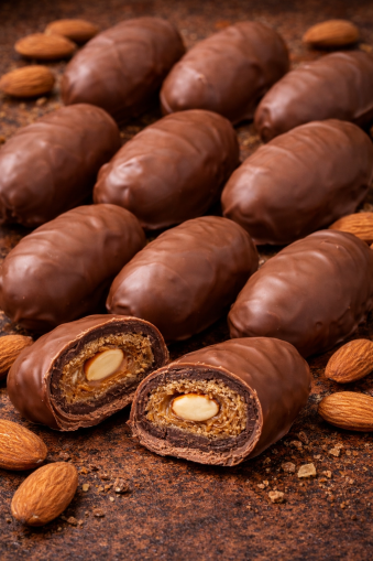 DATE CANDY WITH MILK CHOCOLATE AND CRUNCHY ALMONDS